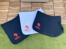 Sano ProEQUI Podsedlová dečka skoková černá