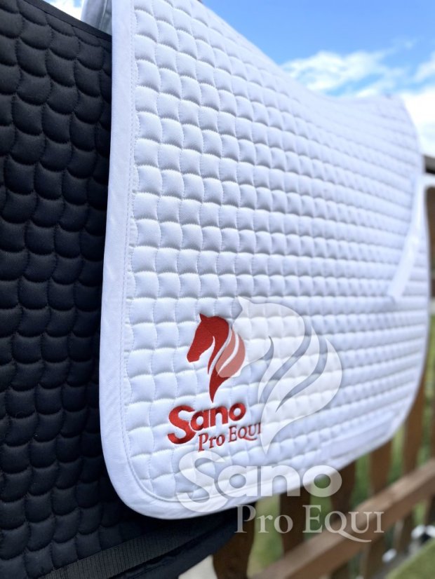 Sano ProEQUI Podsedlová dečka drezurní bílá