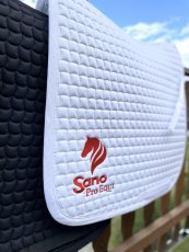 Sano ProEQUI Podsedlová dečka drezurní bílá